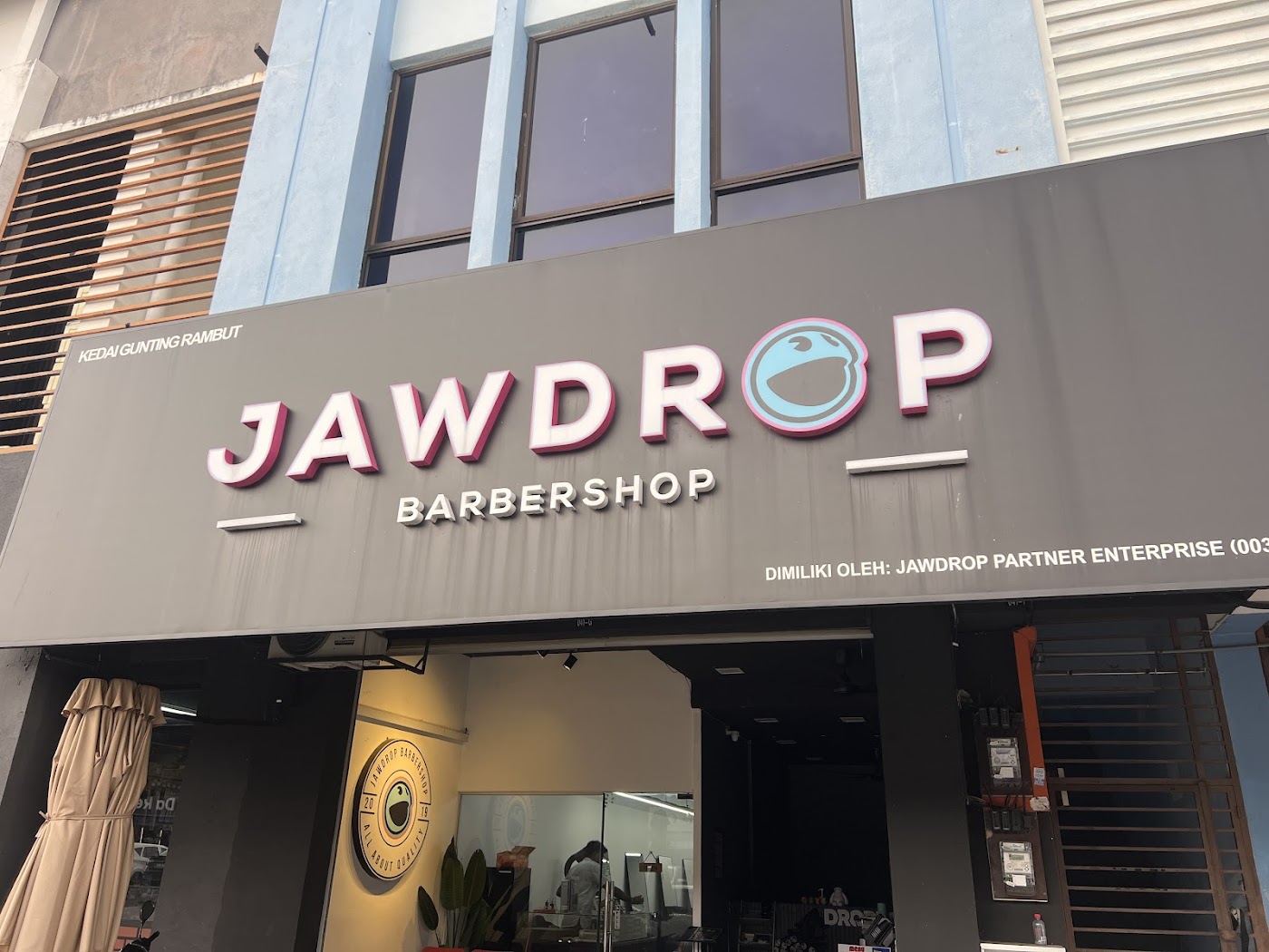 Jawdrop Saujana Utama storefront and signage